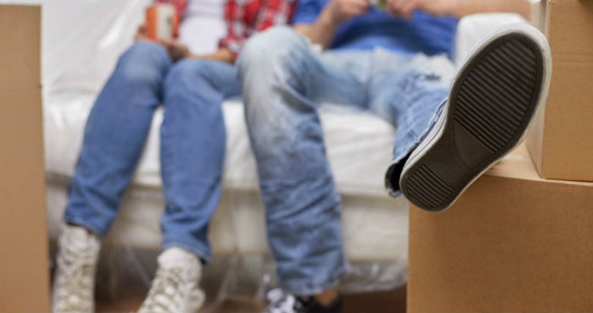 Rentas altas y sueldos estancados dificultan independización de los jóvenes: Estudio
