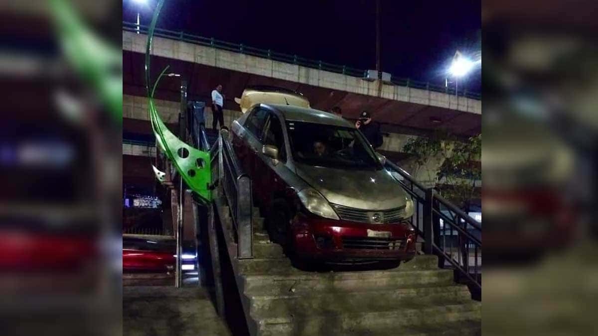 Cruza puente peatonal con todo y auto en Periférico Norte