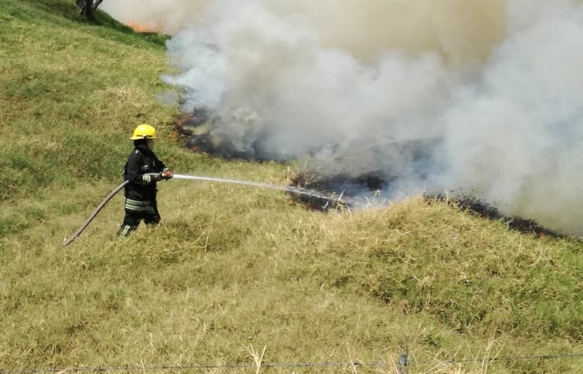 Laboran brigadistas para sofocar incendio forestal al norte de Cuernavaca, en 'El Encinal'