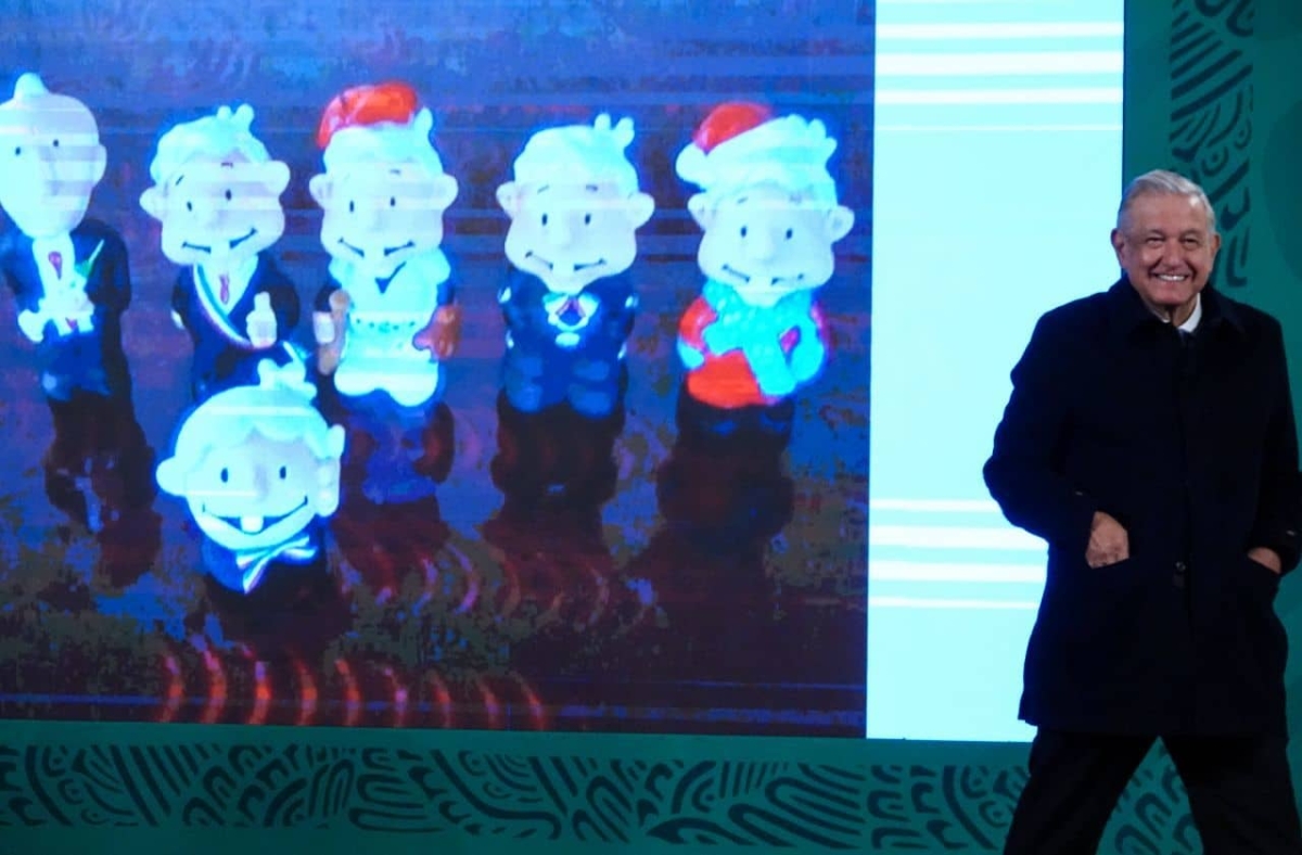 AMLO muestra en la mañanera muñequitos de él vestidos de Santa Claus