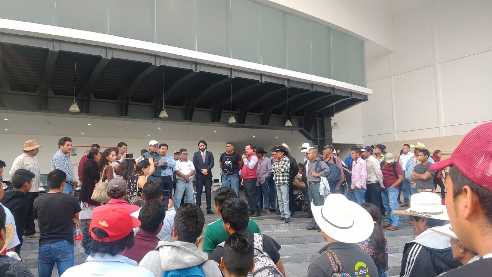 Pobladores de Hueyapan anunciaron la suspensión del plantón en el Congreso local