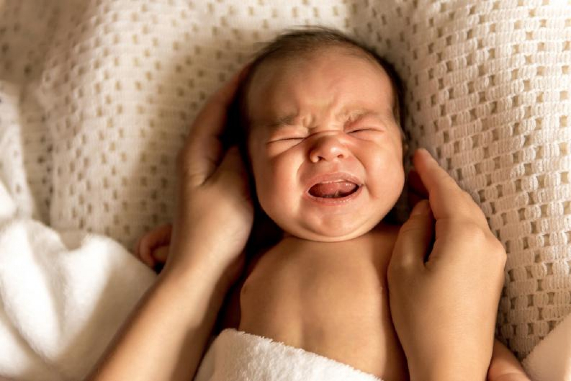 ¿Dejar llorar al bebé afecta su cerebro? Los especialistas tienen la respuesta