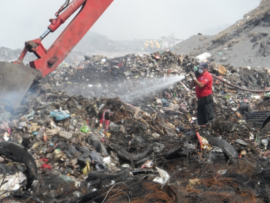 Sofocan incendio de basurero de Zacatepec