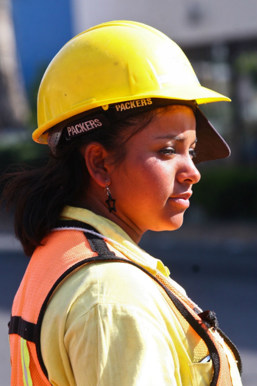 Mexicanas trabajan más horas que los hombres, pero ganan hasta 40% menos