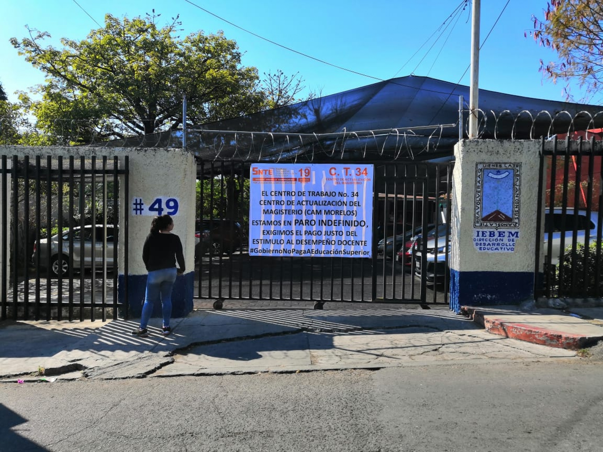 Colocan trabajadores del Centro de Actualización del Magisterio sellos de paro indefinido
