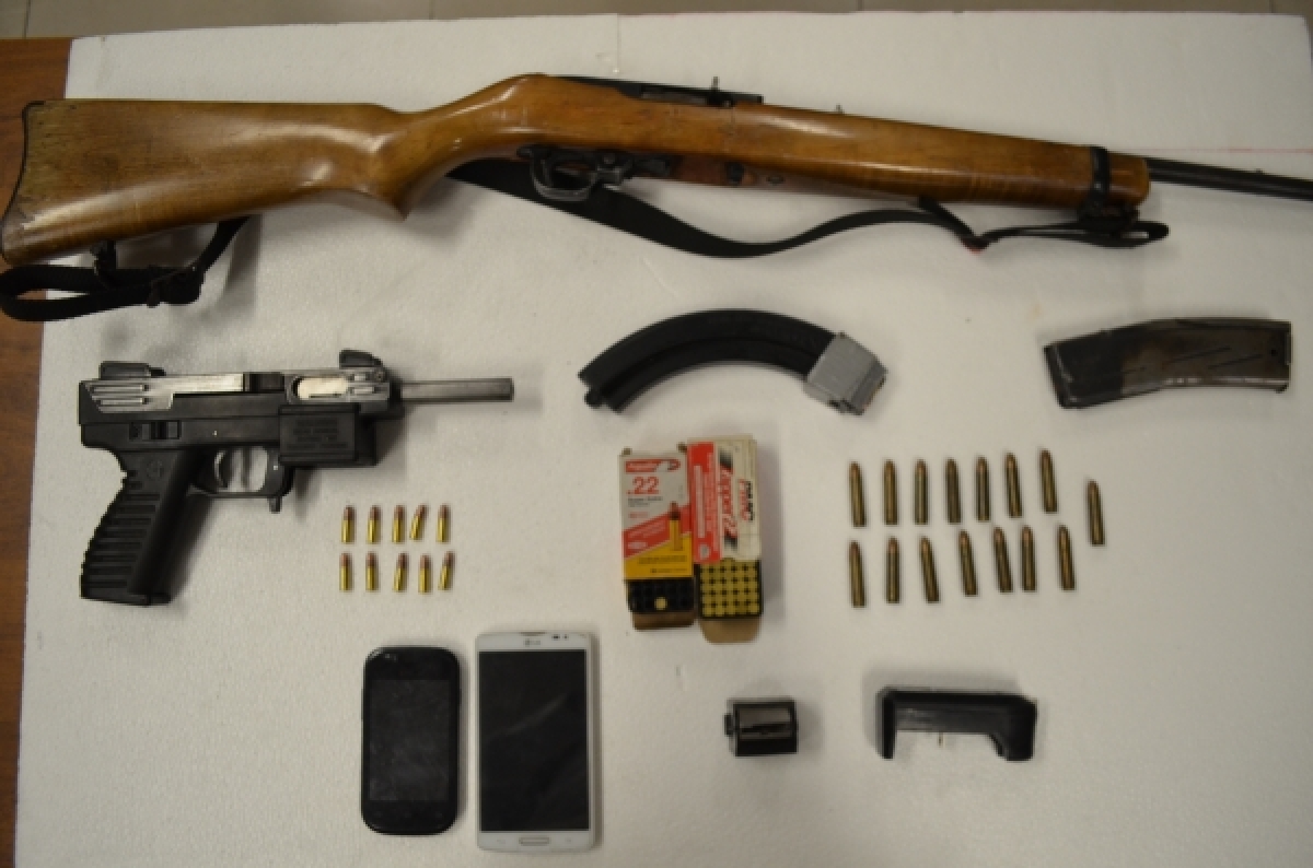 Transportaban en un auto gasolina robada y armas