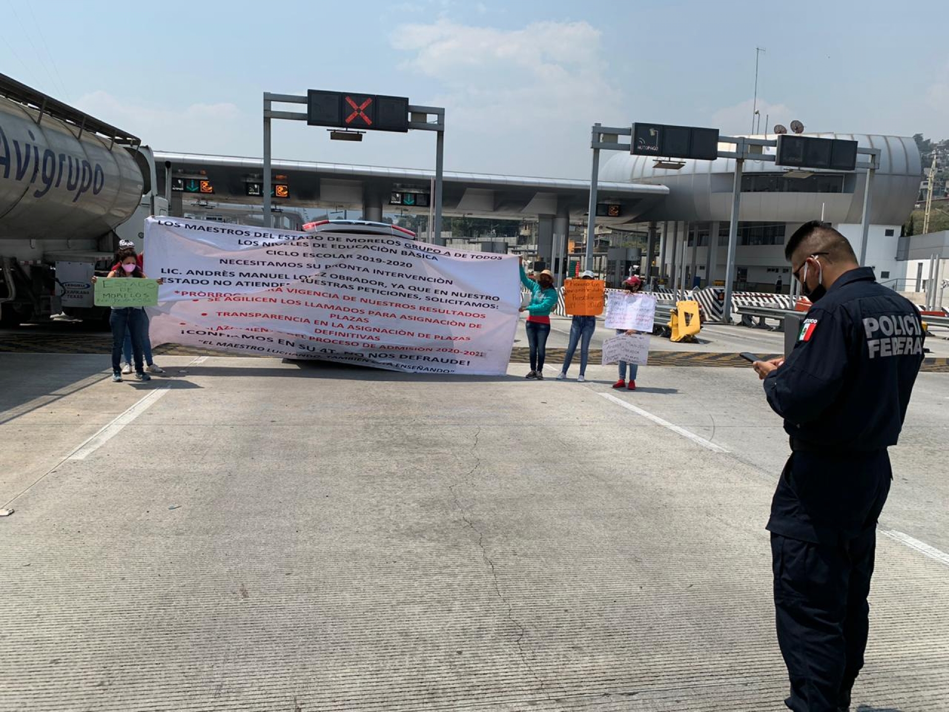 Maestros de Morelos se manifiestan en la caseta de Tlalpan
