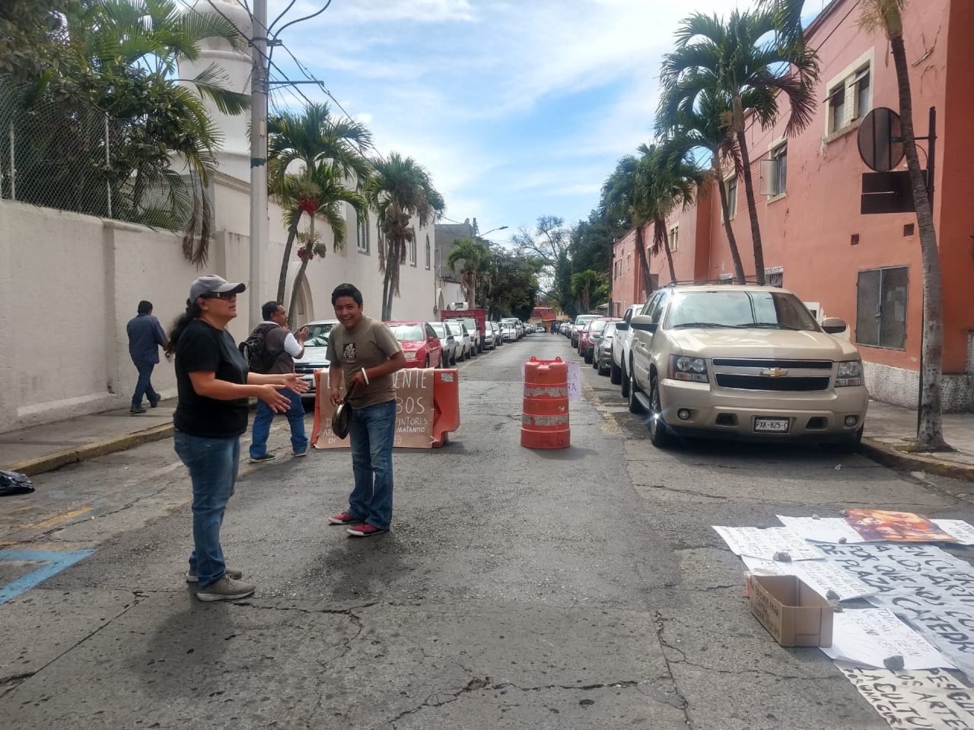 Artesanos se manifiestan en calle aledaña al ayuntamiento capitalino