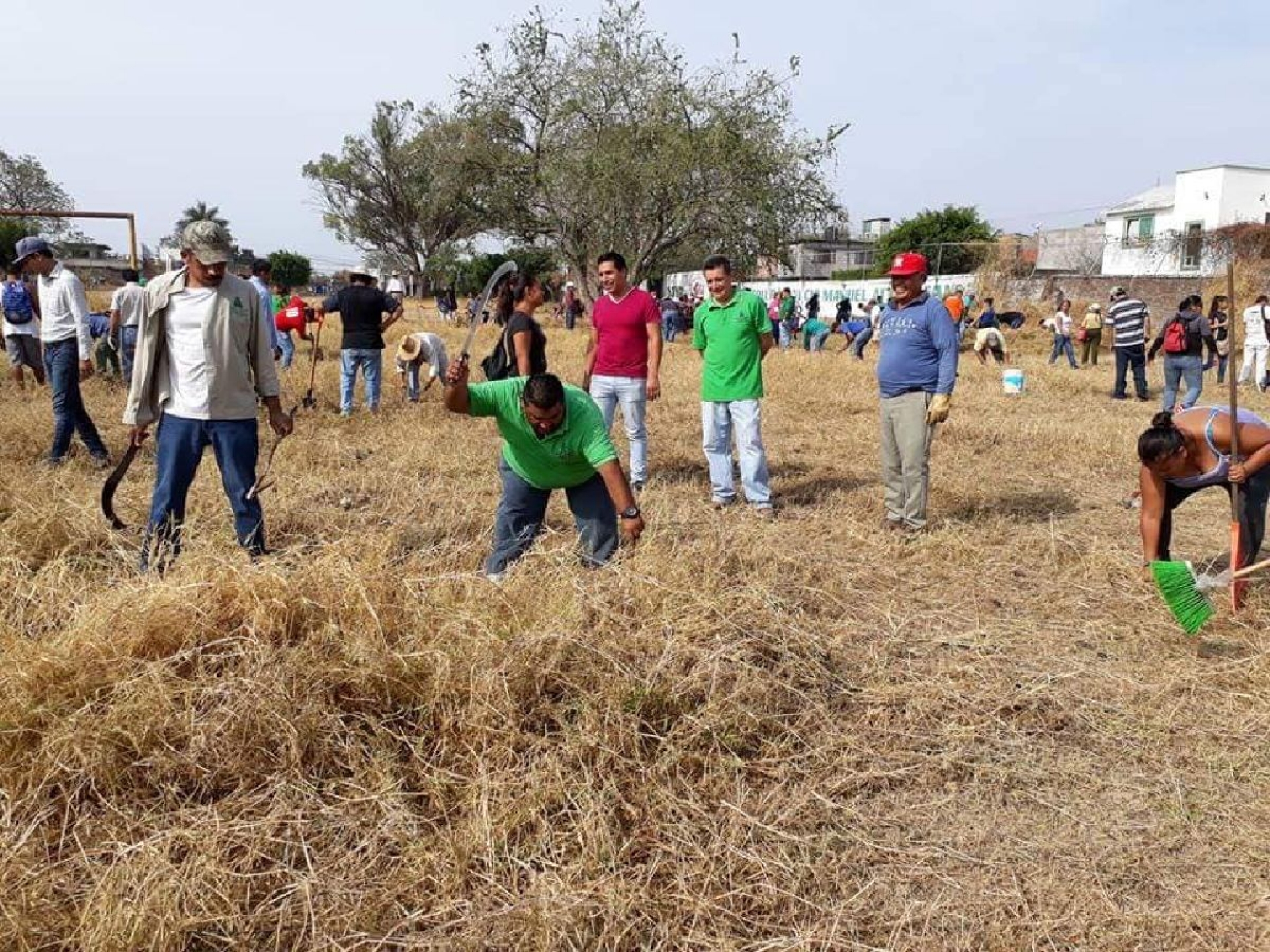 Limpian terreno para la construcción de nueva escuela en Yautepec