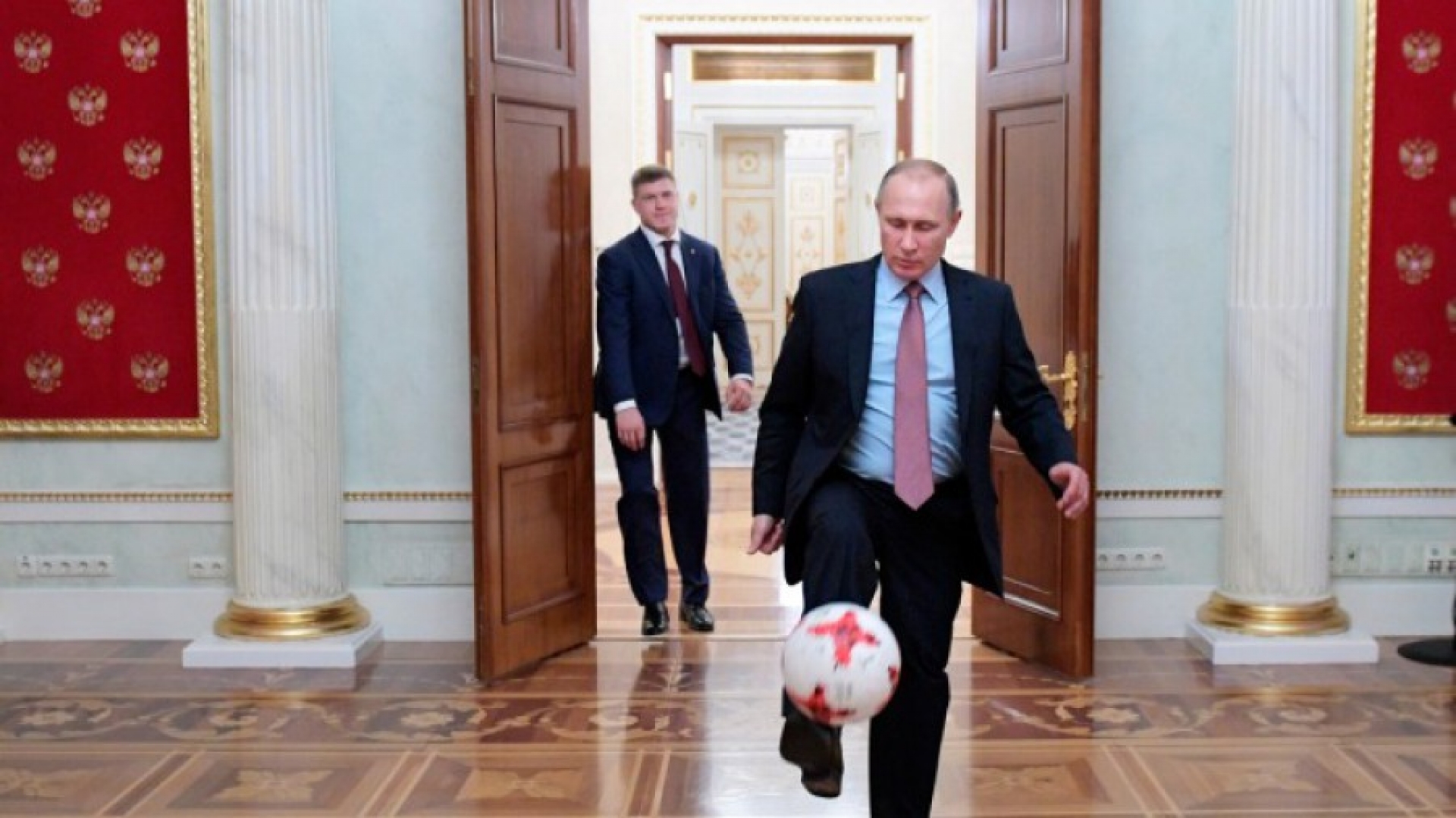 VIDEO: Putin y exestrellas hacen malabares con un balón de futbol