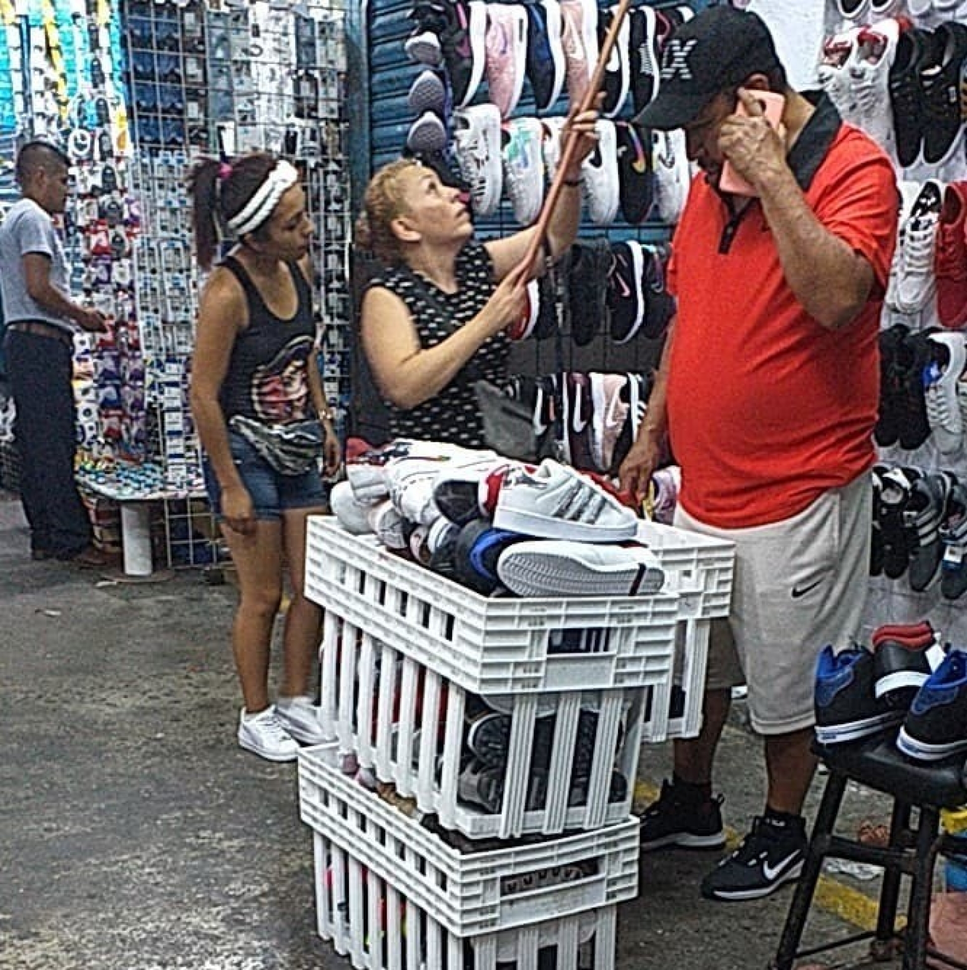 Vacían comerciantes del mercado ALM algunos de sus locales, ante temor de saqueos