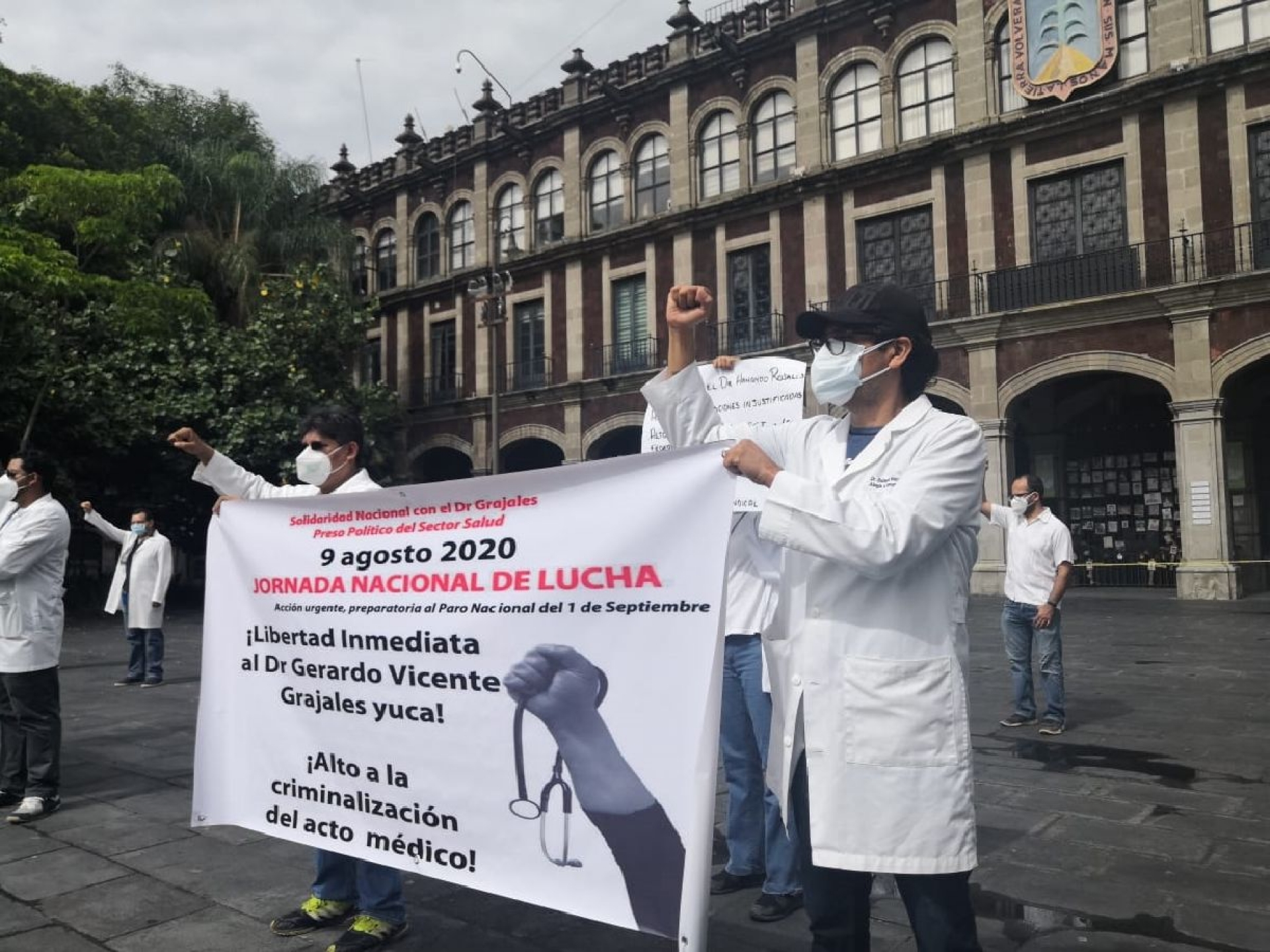 Protestan médicos contra criminalización
