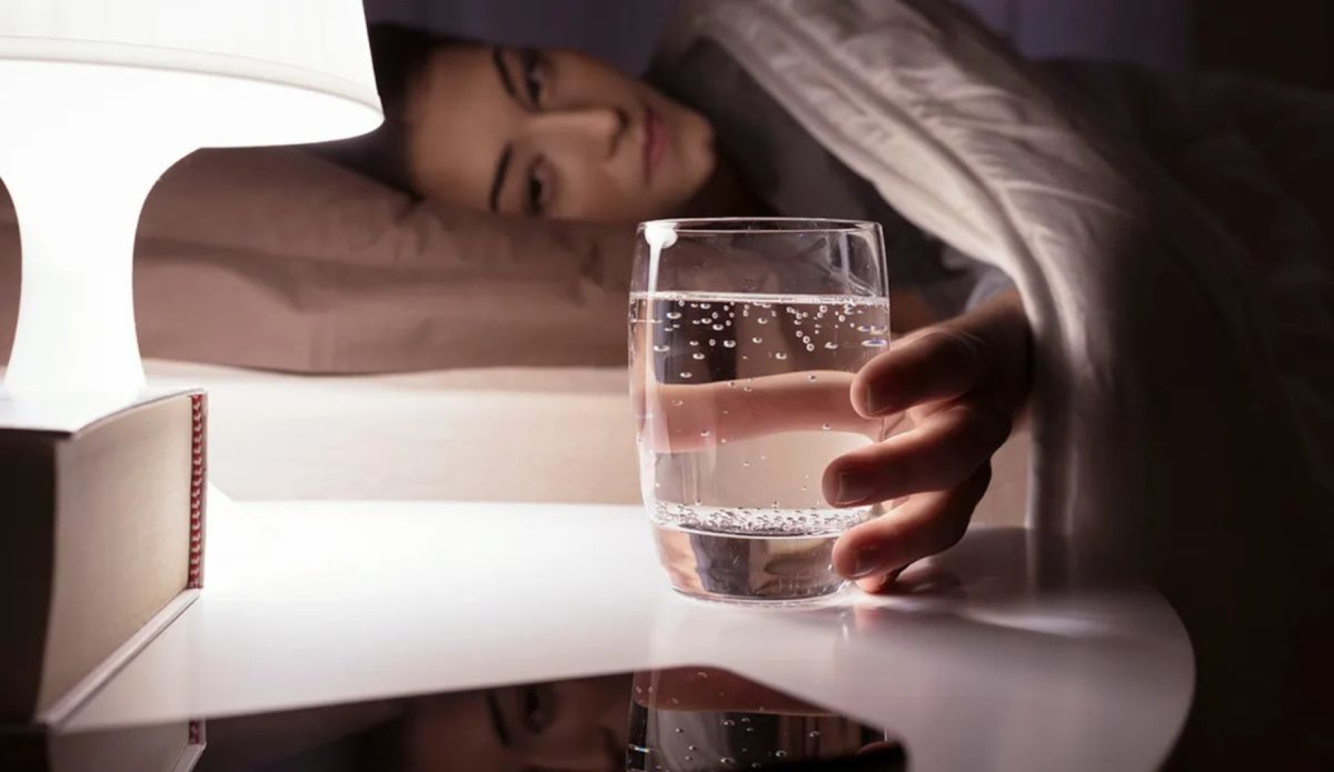 Cinco razones para tener un vaso de agua junto a tu cama al dormir