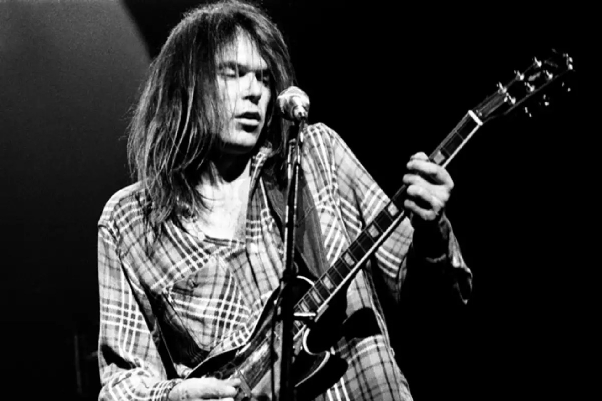 Neil Young lanza dura crítica contra Donald Trump y advierte sobre el rumbo de Estados Unidos
