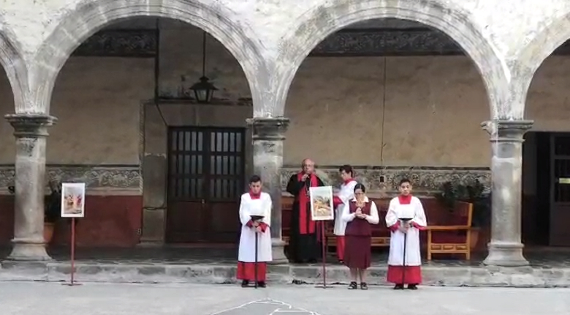 Obispo lleva a cabo viacrucis al interior de la catedral de Cuernavaca