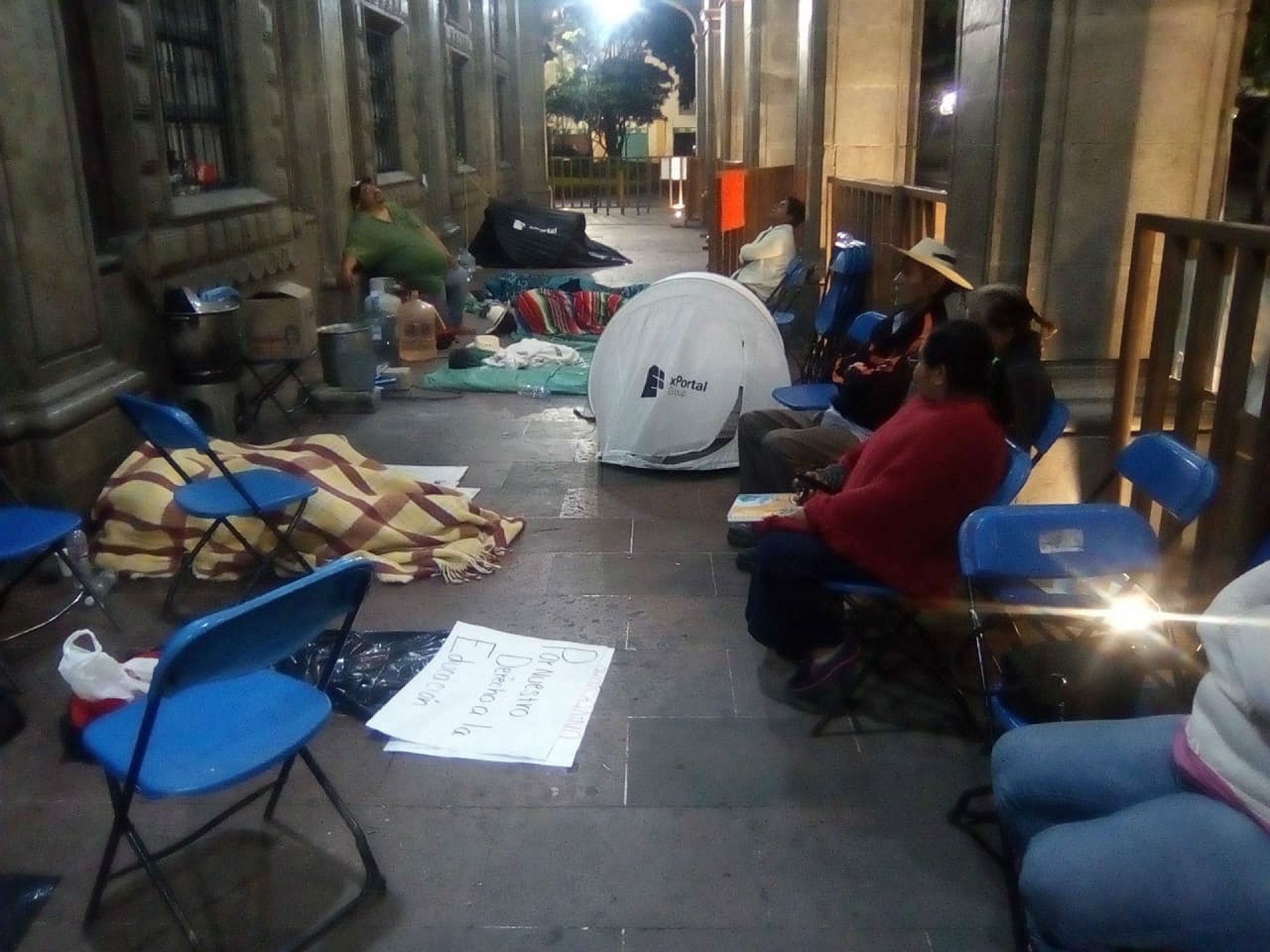 Permanecen en plantón damnificados de Tlaquiltenango