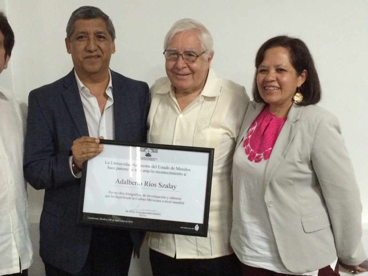 Un largo aplauso de pie, selló el reconocimiento de la UAEM al Doctor Adalberto Ríos Szalay