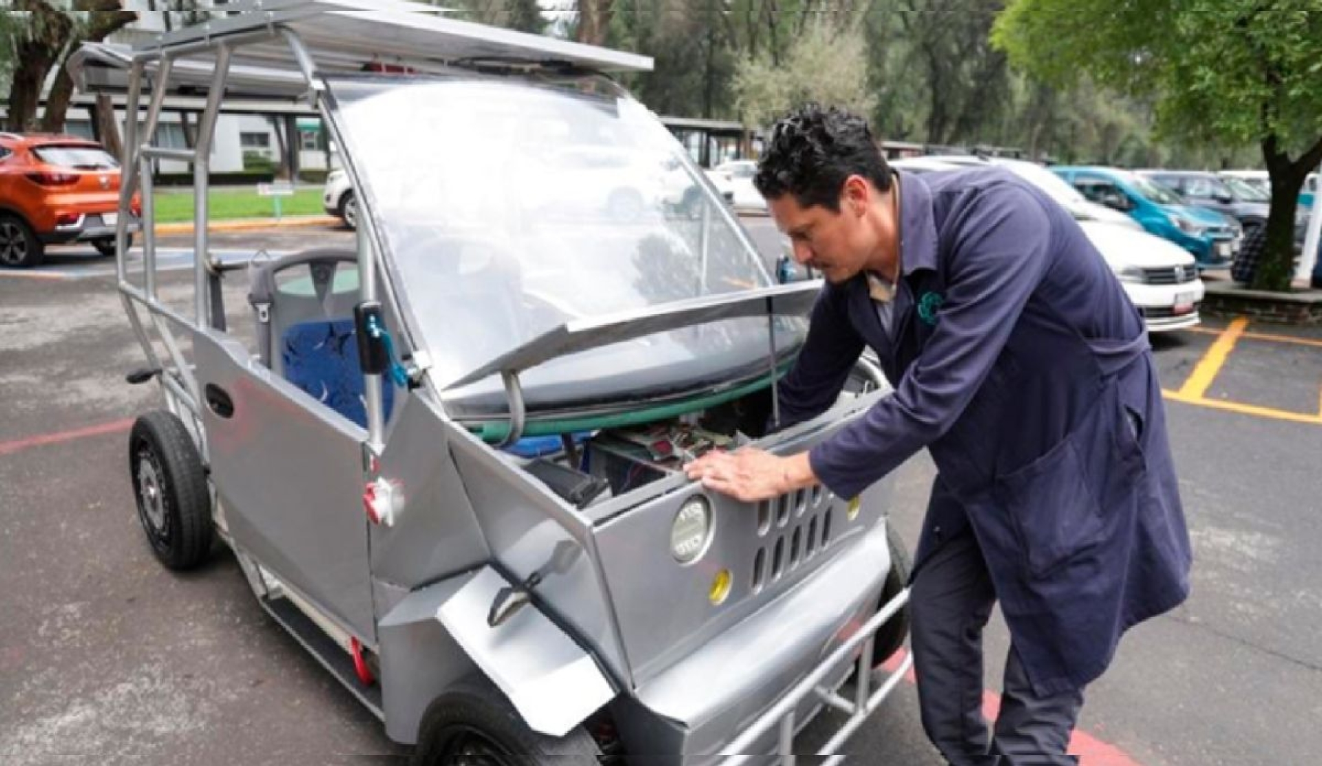 Mexicanos crean Hidrobinisa, auto con agua de lluvia y energía solar