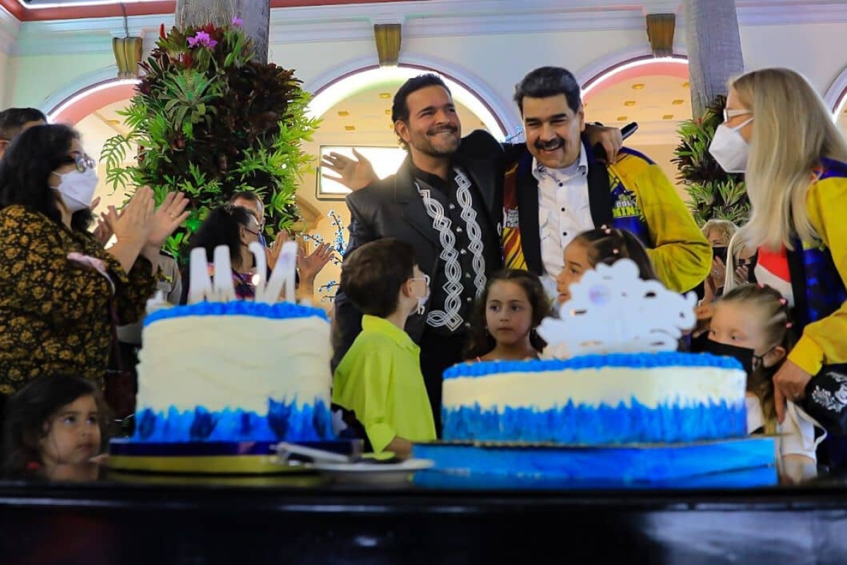 Nicolás Maduro celebra su cumpleaños cantando con Pablo Montero
