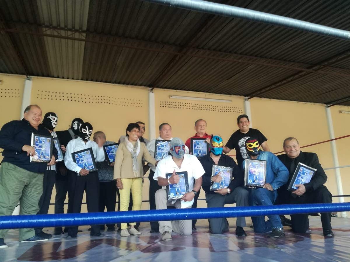 Reconocen trayectoria de leyendas morelenses de la lucha libre