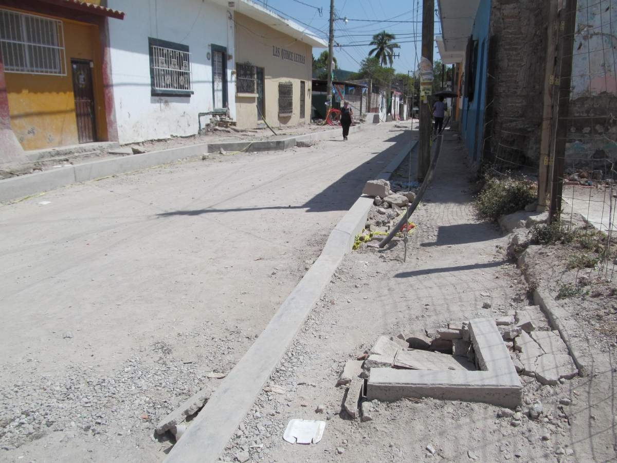 Pavimentación de calle en Jojutla lleva atraso de tres meses