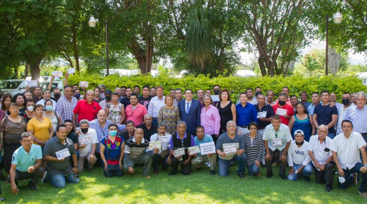 Entrega SMyT gafetes a operadores del transporte público certificados de la zona sur poniente