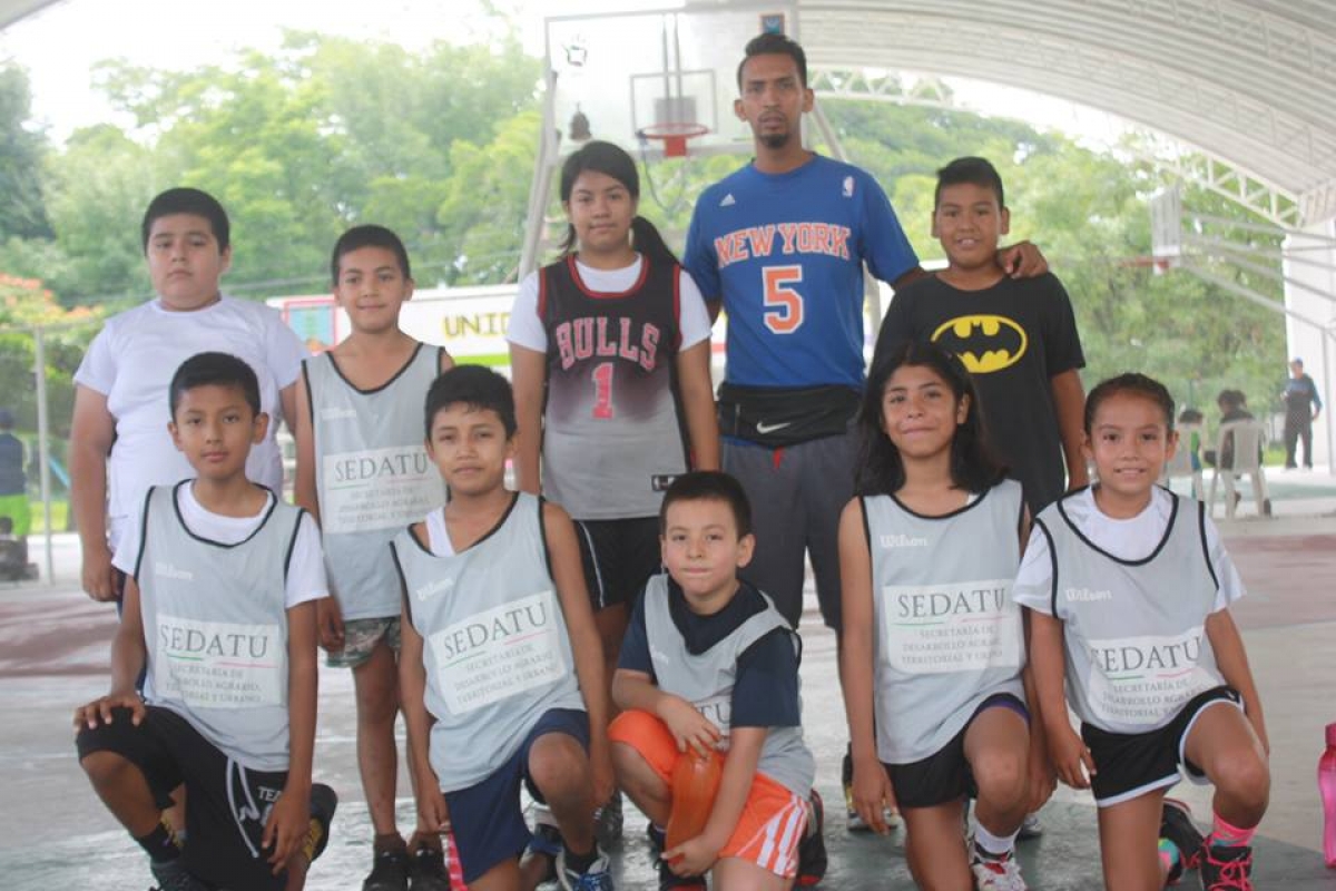 Reconocen padres de familia al alcalde Israel Andrade Zavala por apoyar eventos deportivos en Jonacatepec
