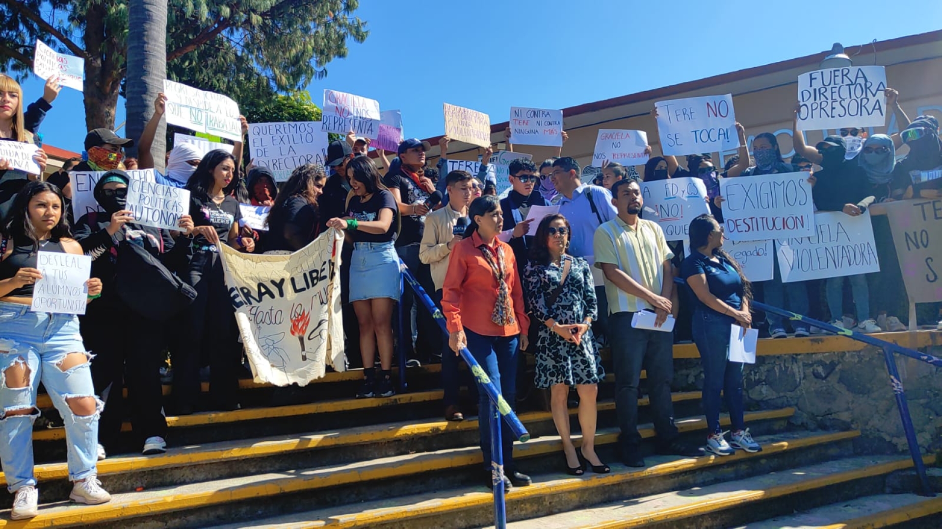 Estudiantes de FDyCS-UAEM se manifiestan y piden la destitución de directora, Graciela Quiñones