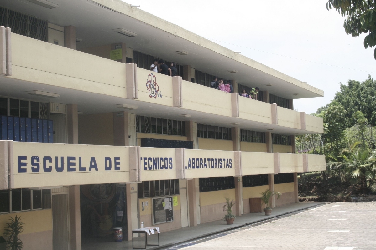 La Escuela de Técnicos Laboratoristas necesita más espacio para atender su matrícula