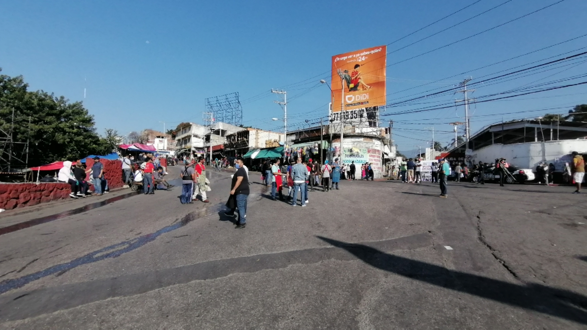 Se manifiestan comerciantes del ALM y habitantes de Gualupita