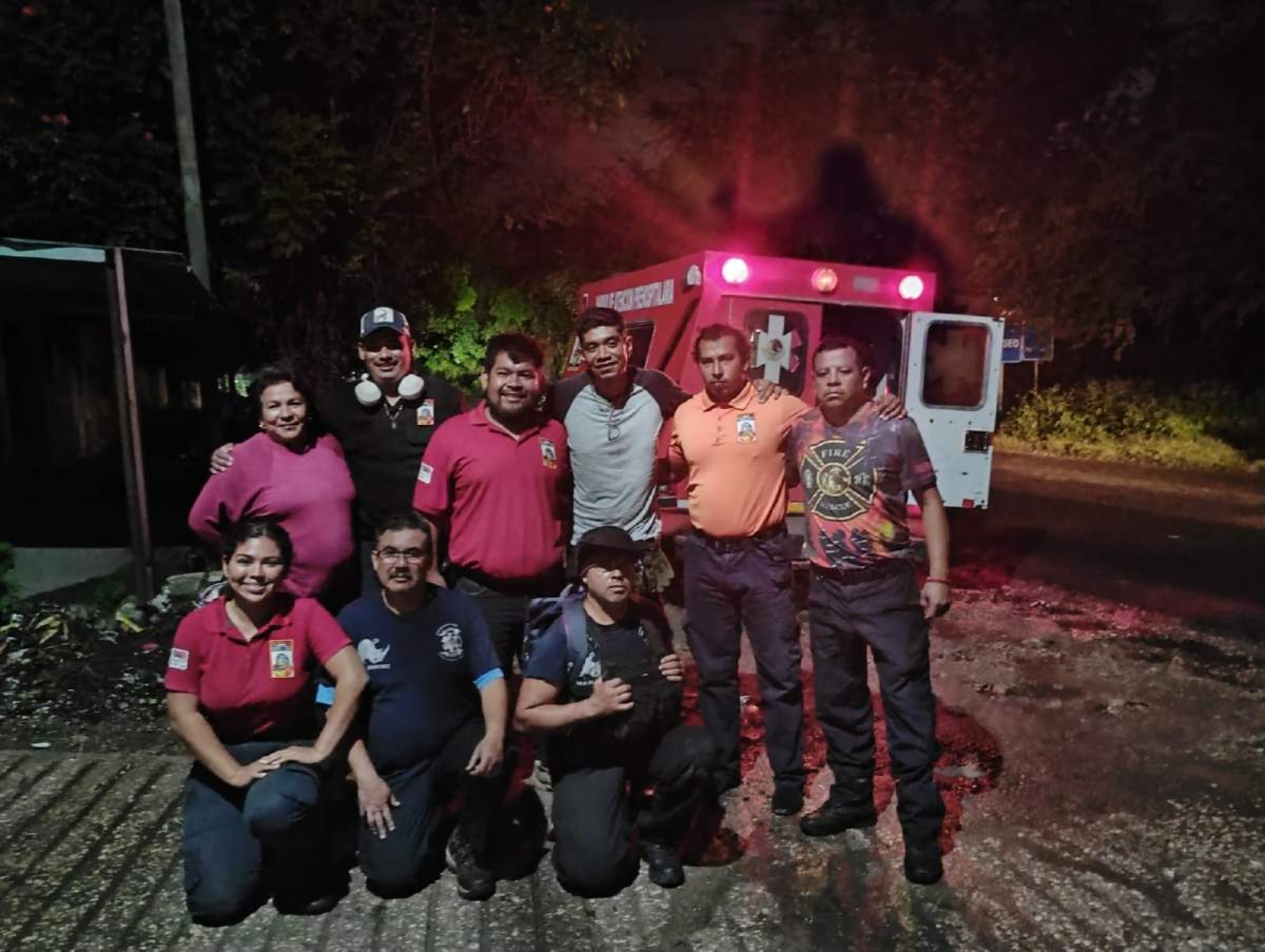Rescatistas voluntarios de Morelos ayudan a damnificados de Acapulco