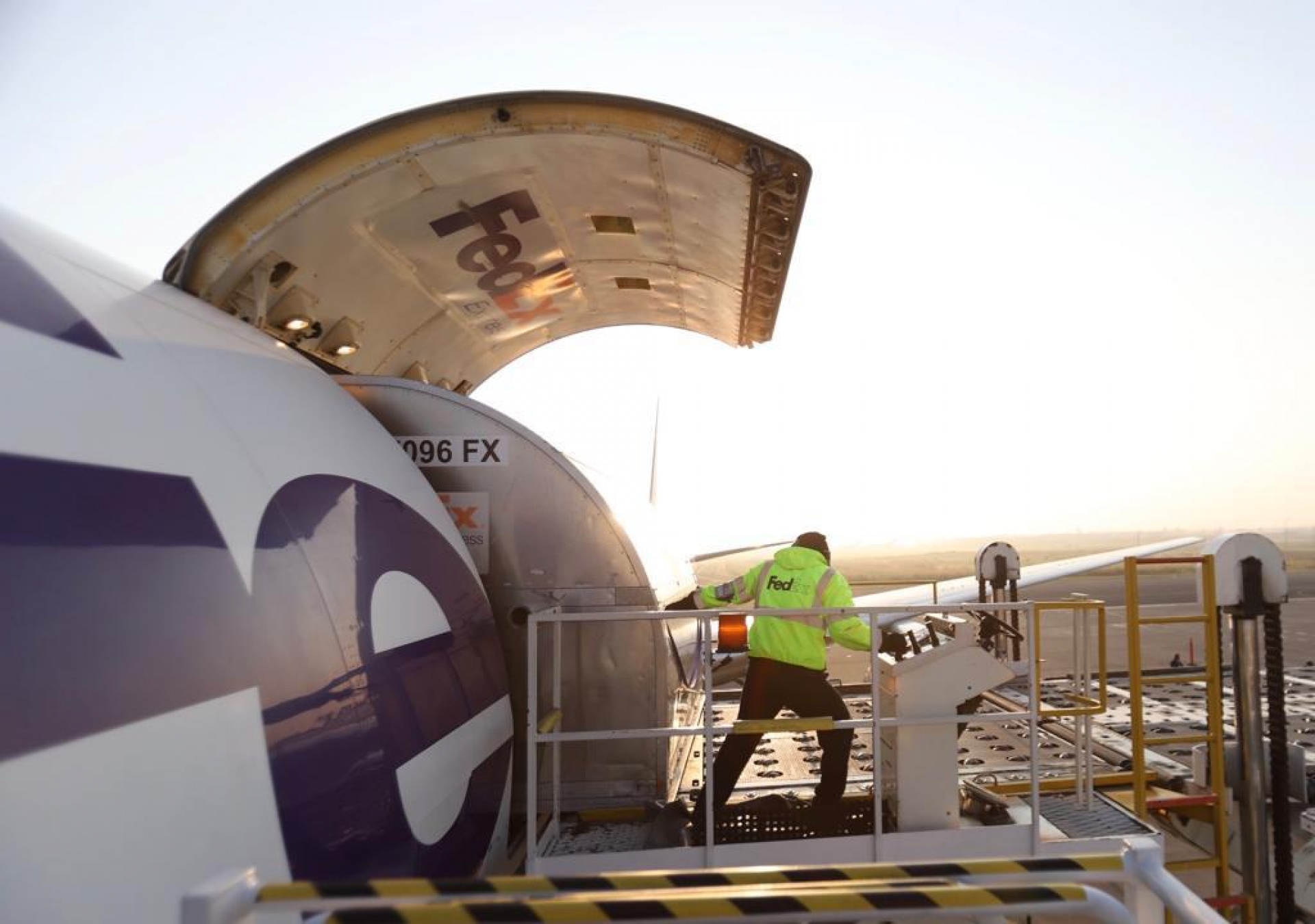 Llega a México quinto vuelo de Estados Unidos con ventiladores para COVID-19