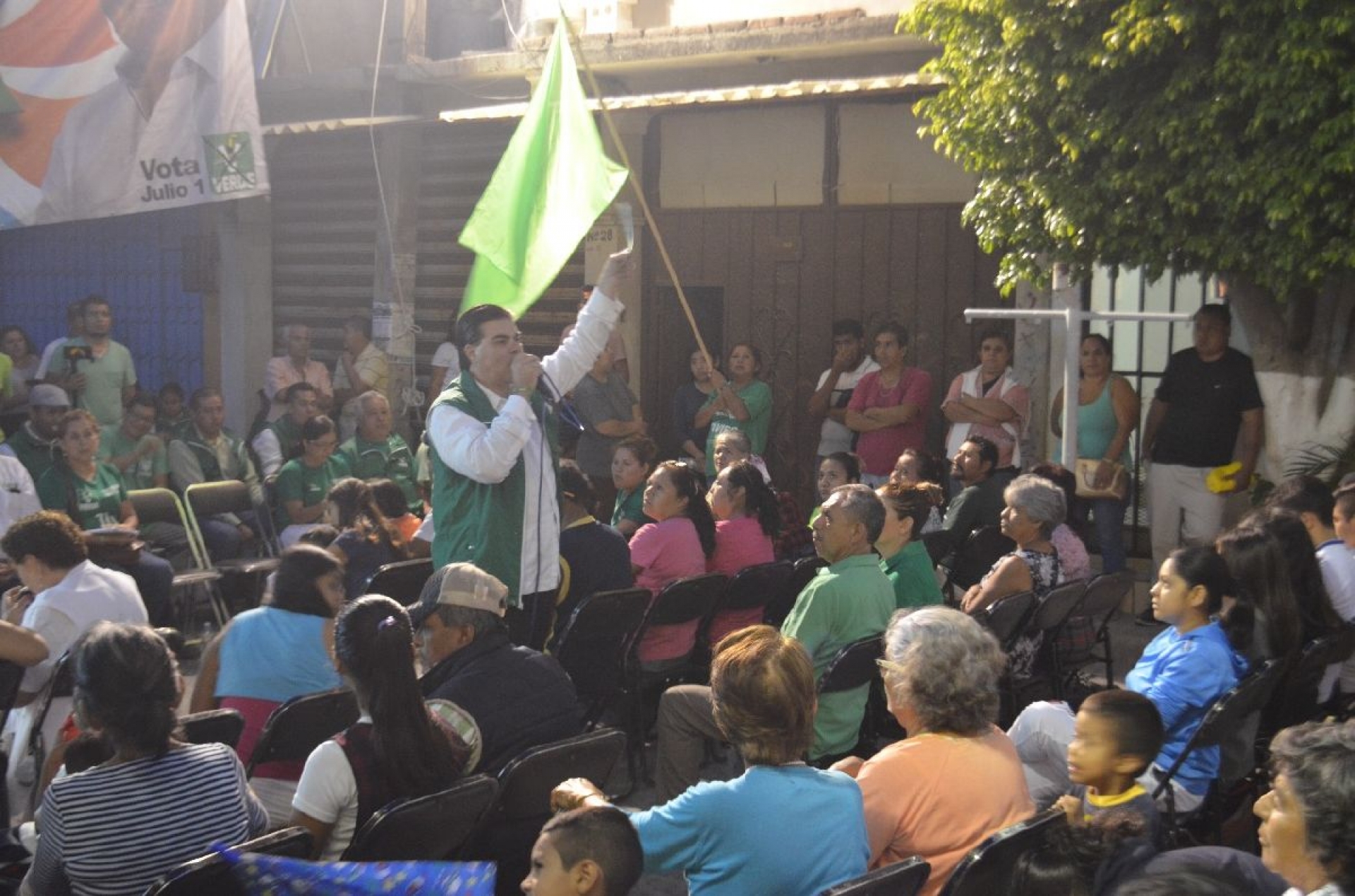 Javier Estrada escucha a vecinos de Xochitepec