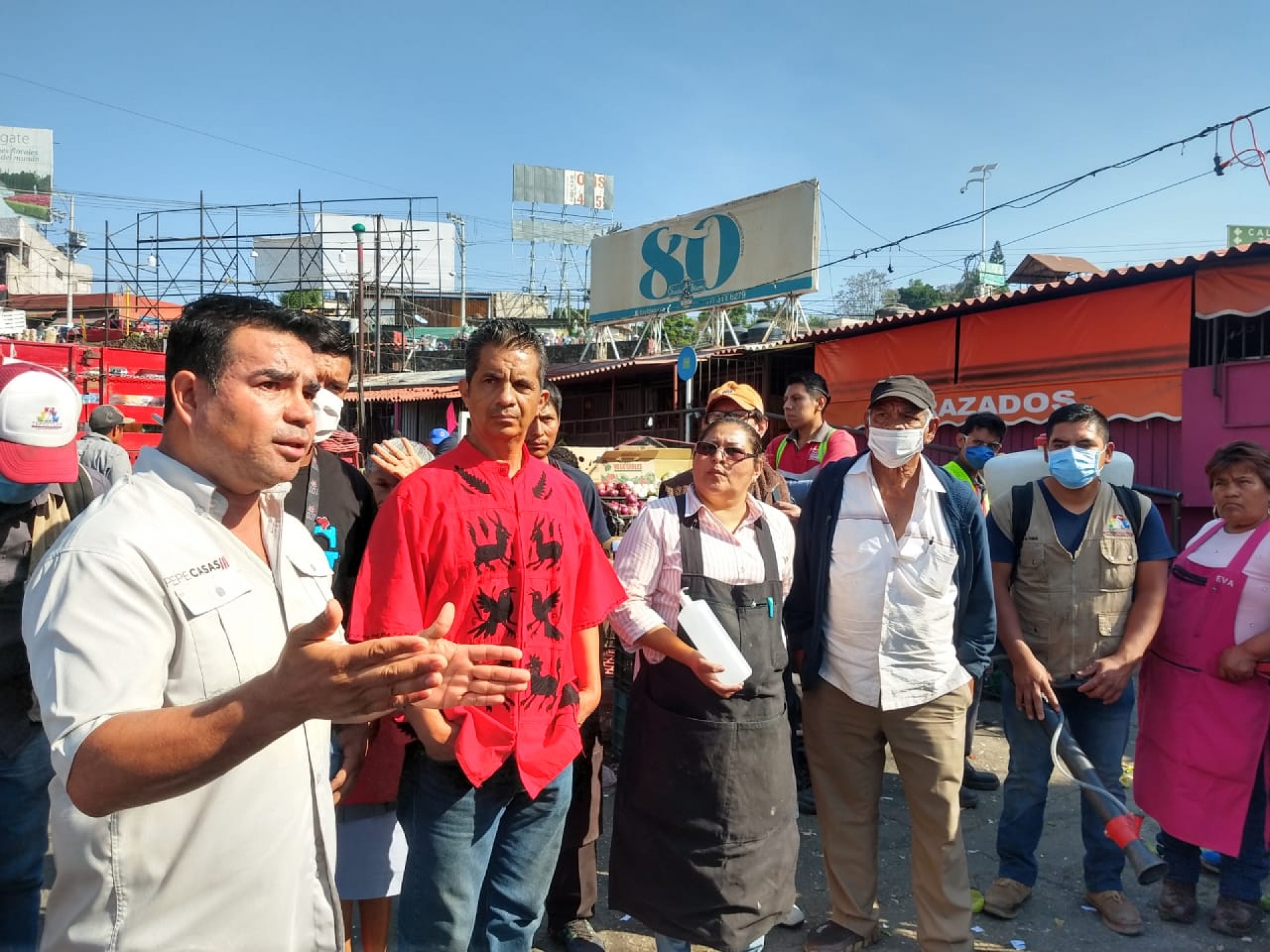 Emprende diputado campaña de sanitización en el mercado ALM