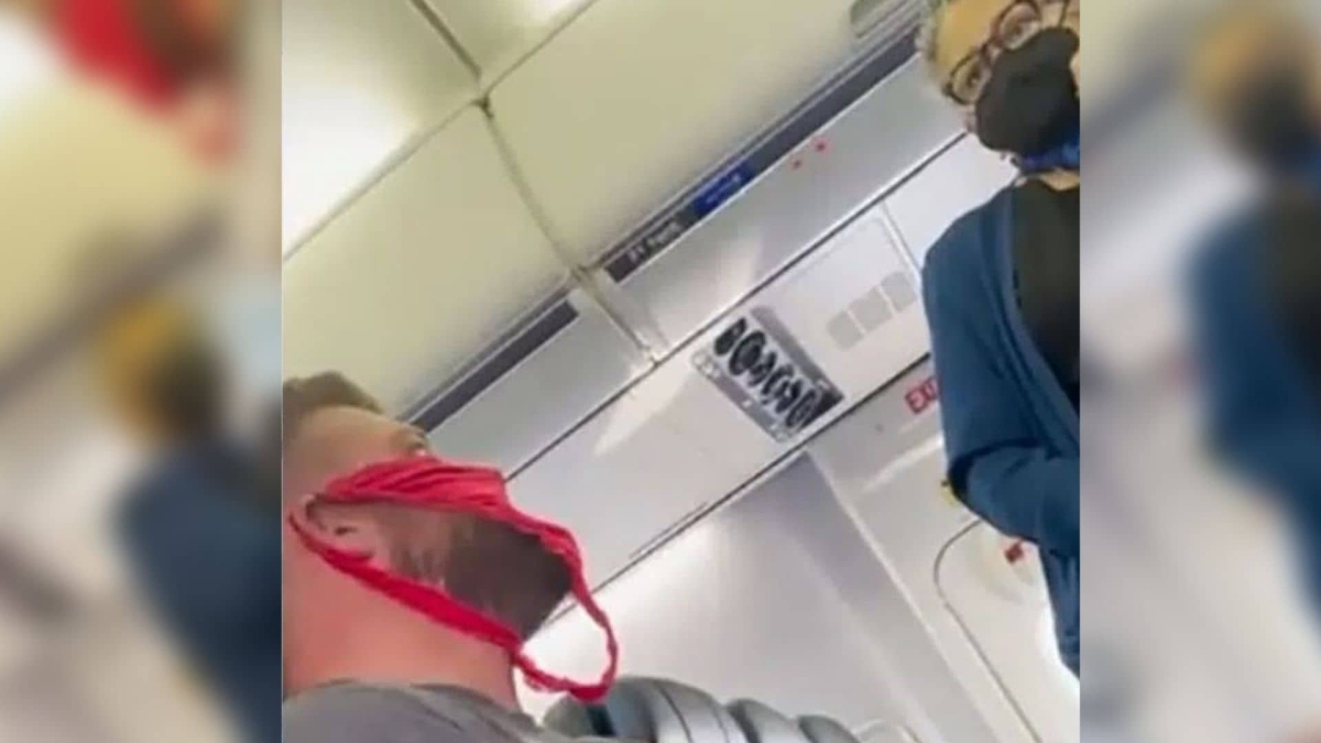 Aerolínea corre a hombre por usar una tanga como cubrebocas