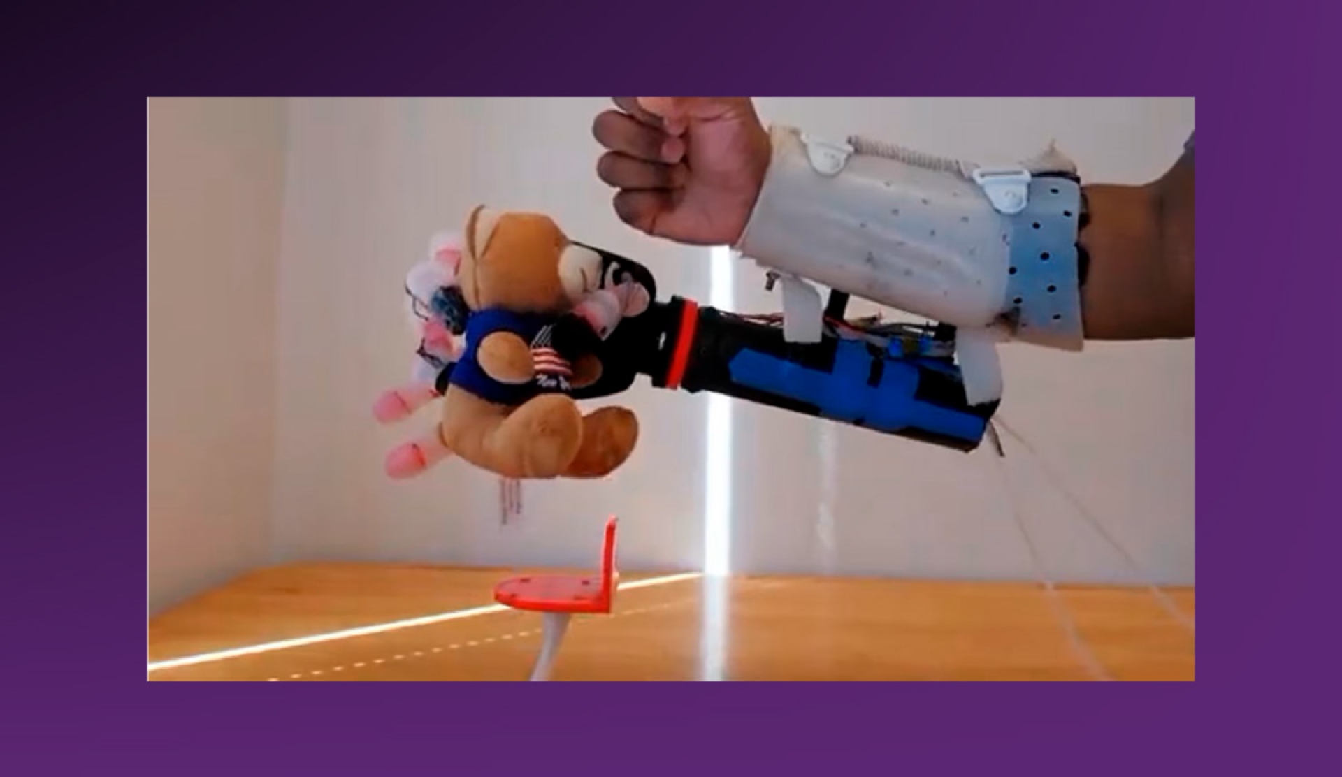 Desarrollan mano biónica con inteligencia artificial para control preciso y percepción táctil