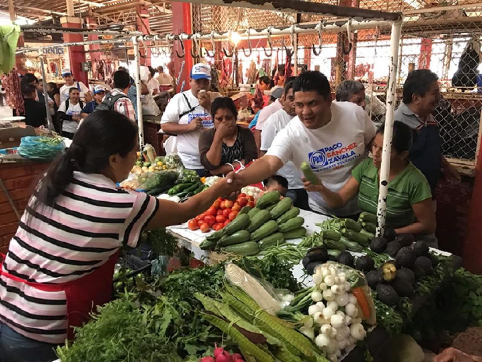 Convive Francisco Sánchez Zavala con comerciantes de Yecapixtla