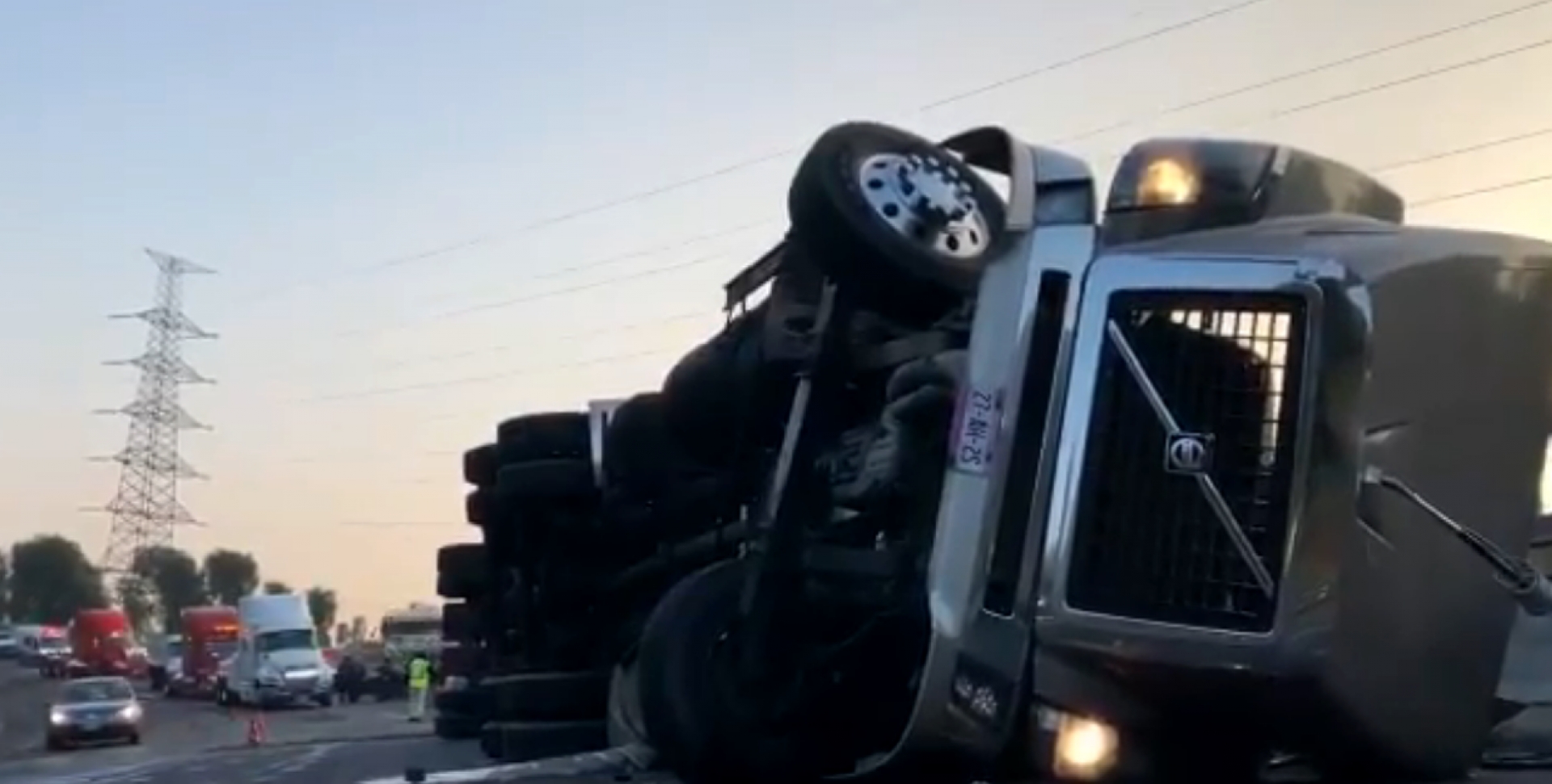 Vuelca tráiler en la autopista México-Cuernavaca