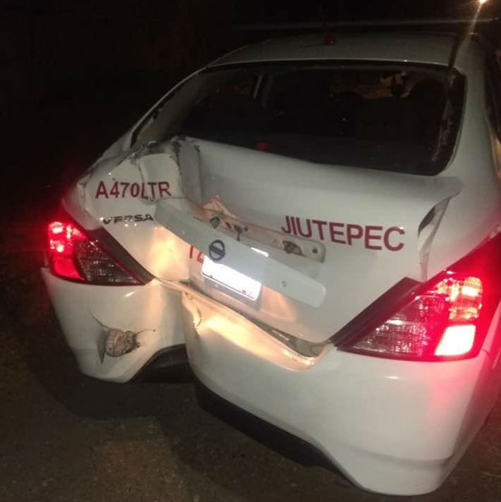 Abandonan taxi chocado; el conductor fue víctima de un asalto, en Jiutepec