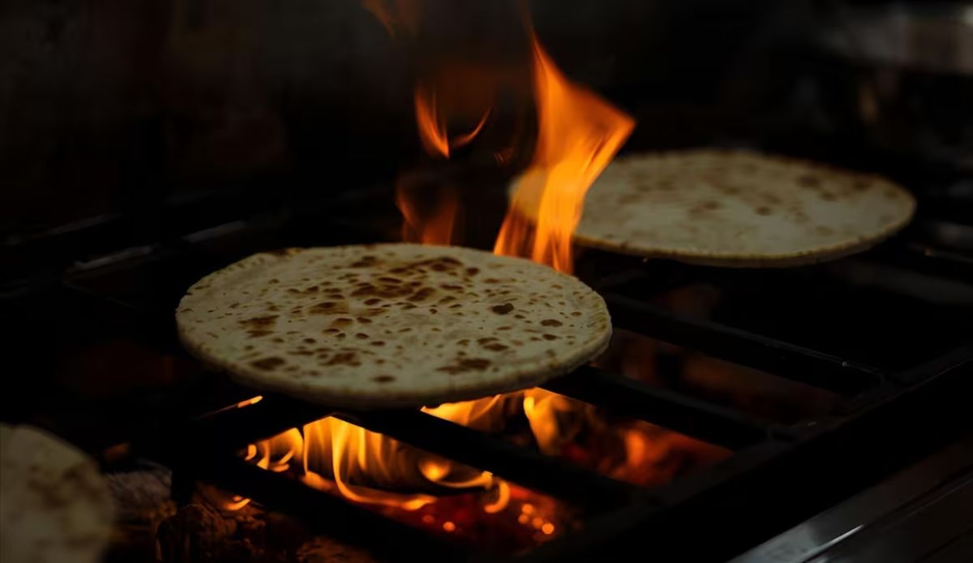 Por qué no debes calentar tortillas directo al fuego de la estufa