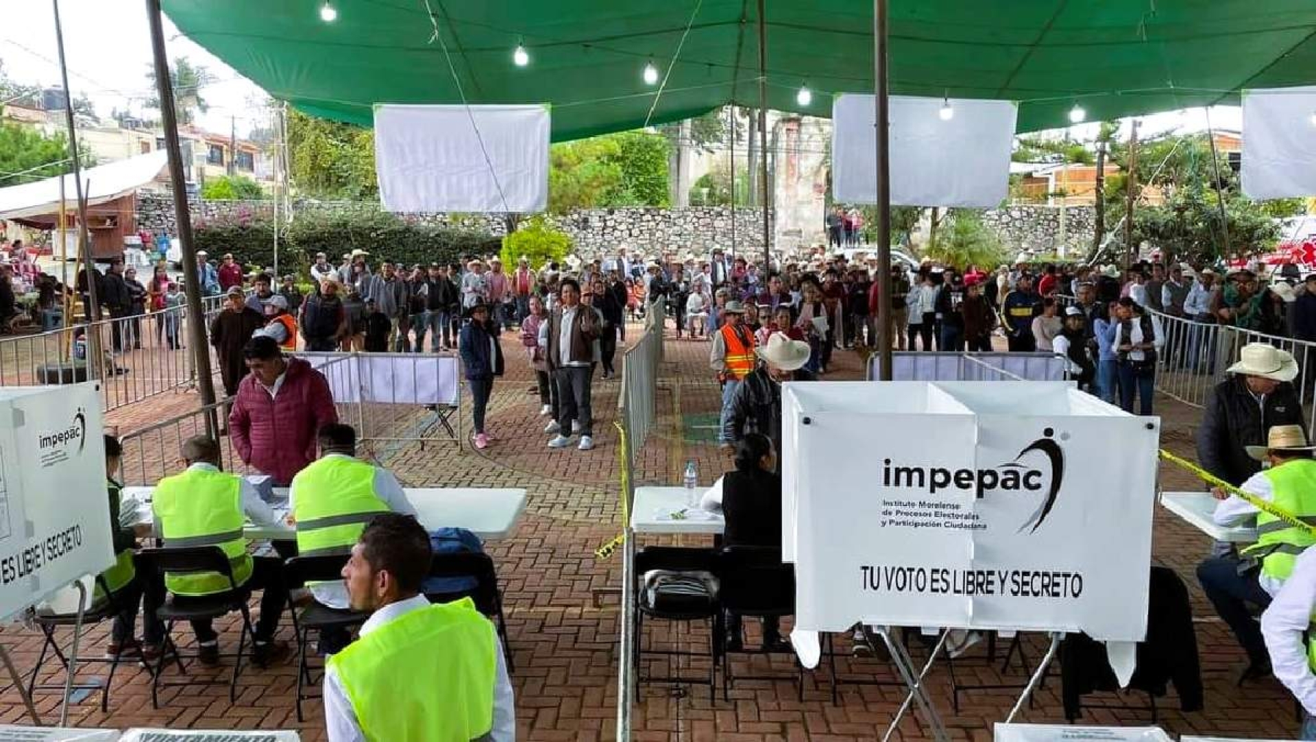 Bajo lluvia, Hueyapan elije a sus autoridades municipales