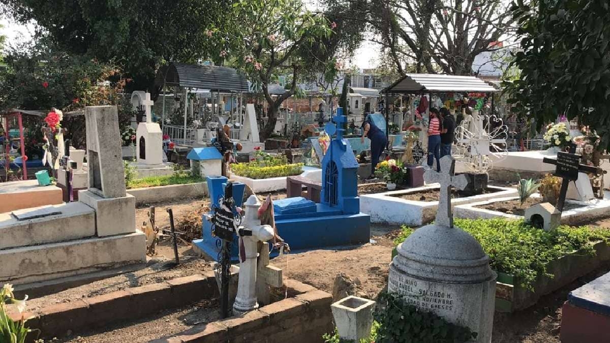 Reportan poca afluencia en los panteones de Cuautla