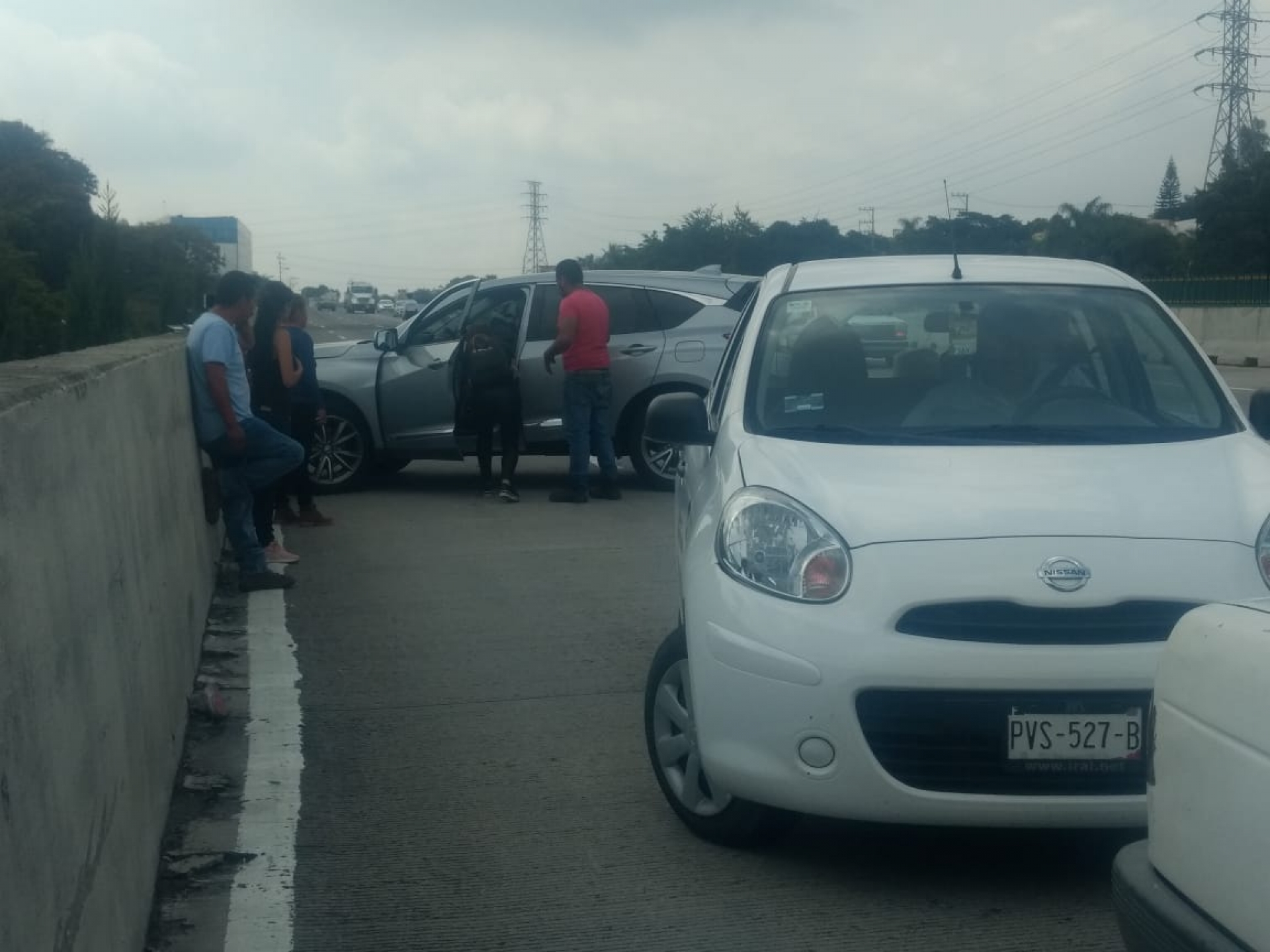 Camioneta se impacta en el paso exprés, a la altura de Tabachines