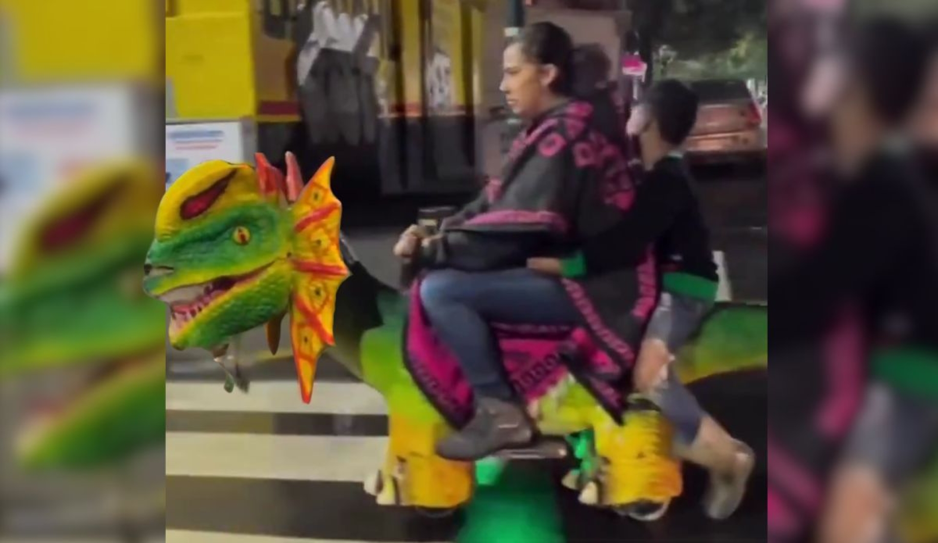 Mujer recorre calles de Ciudad de México en dinosaurio eléctrico y sorprende
