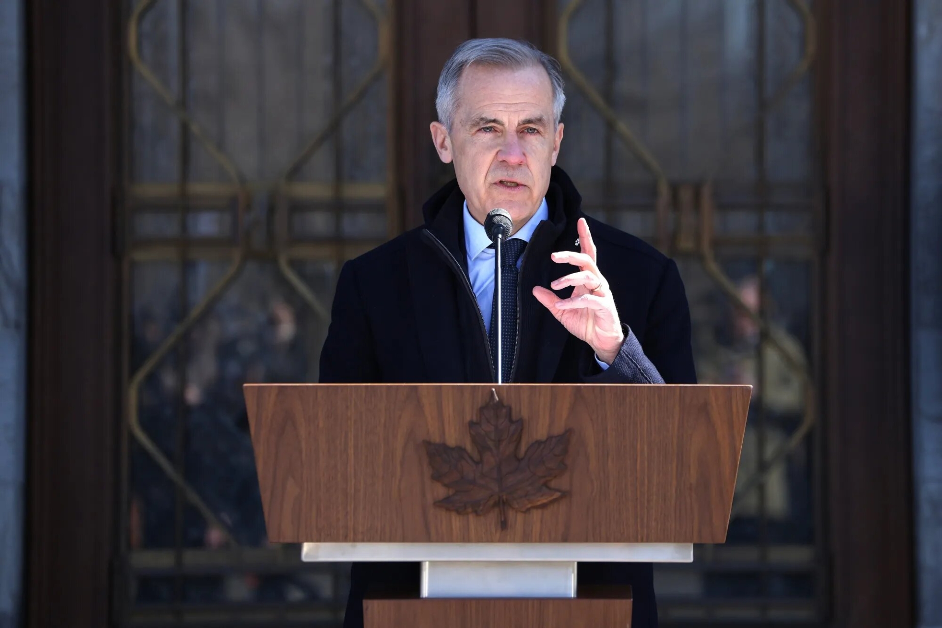 Mark Carney anuncia la entrada en vigor de aranceles del 25% a autos de Estados Unidos