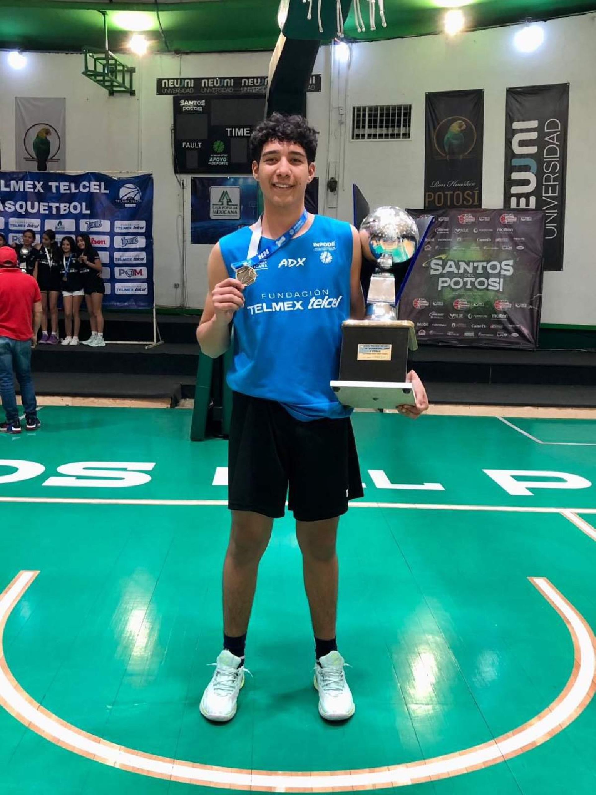 Joven basquetbolista pone en alto el nombre de Ayala