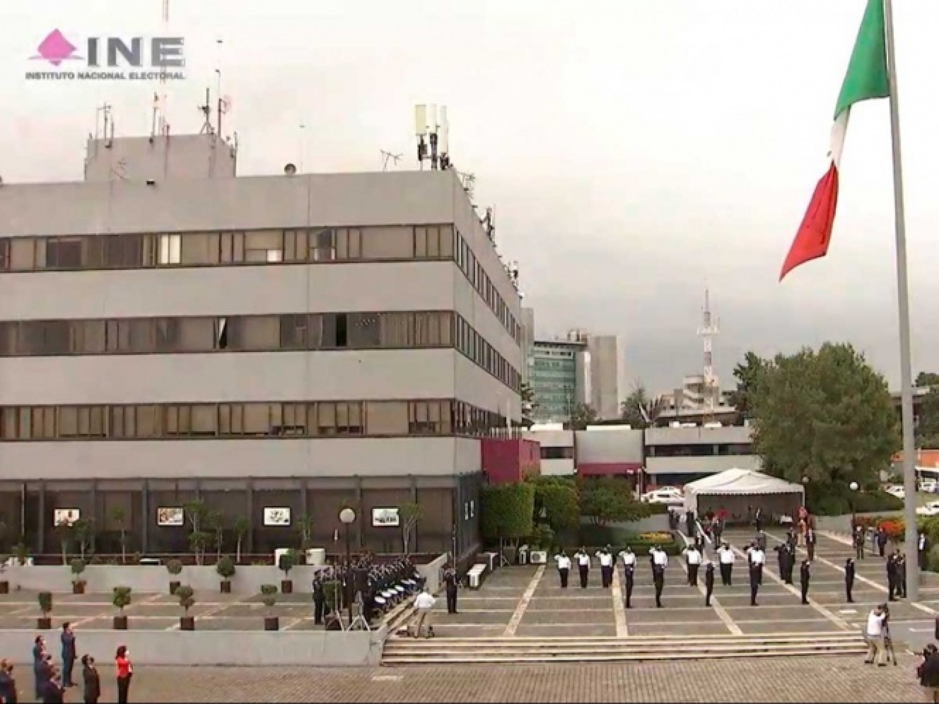 Inicia INE proceso electoral con izamiento de Bandera