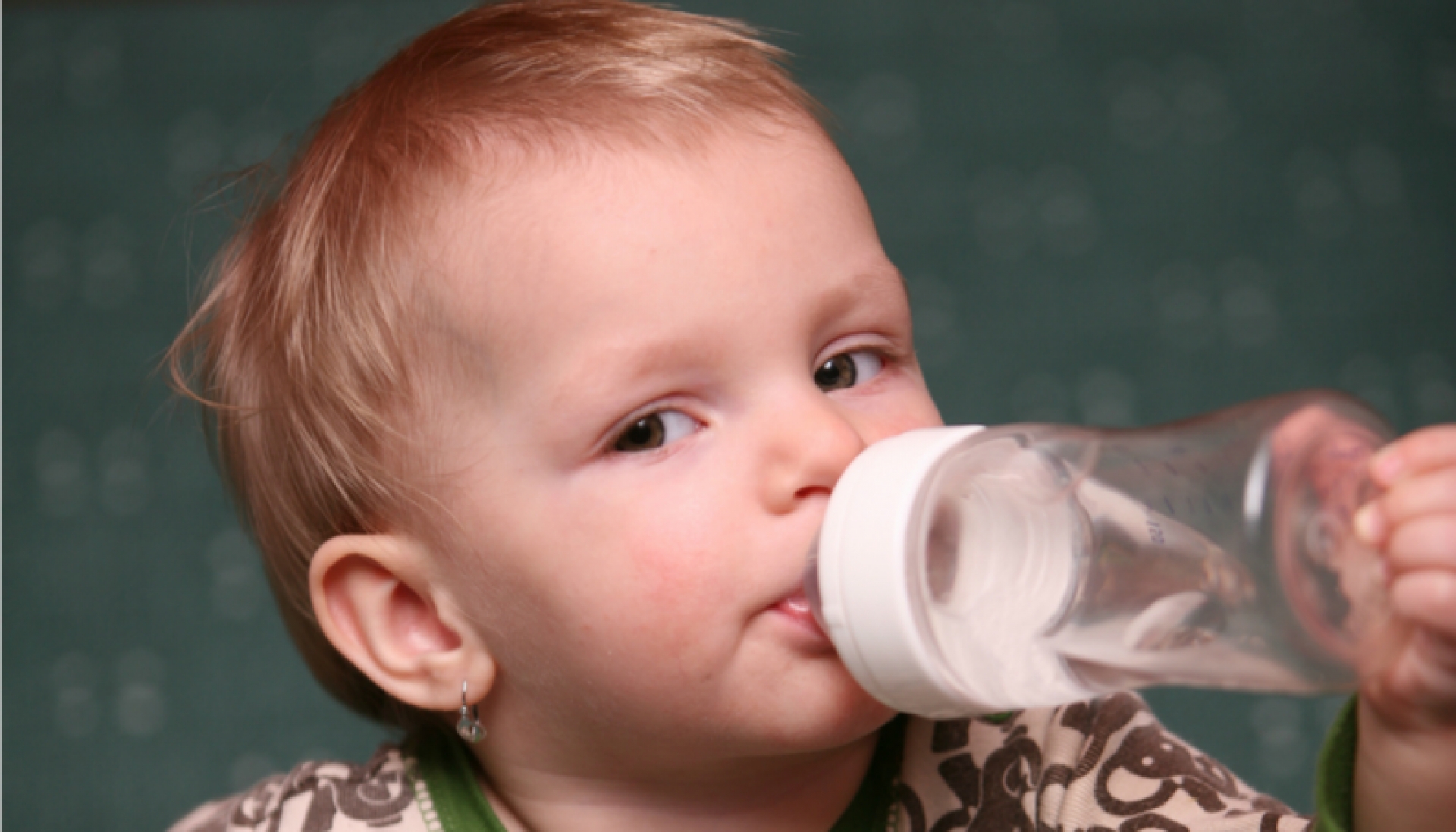 ¿A partir de cuántos meses los bebés pueden comenzar a tomar agua y en qué cantidad?