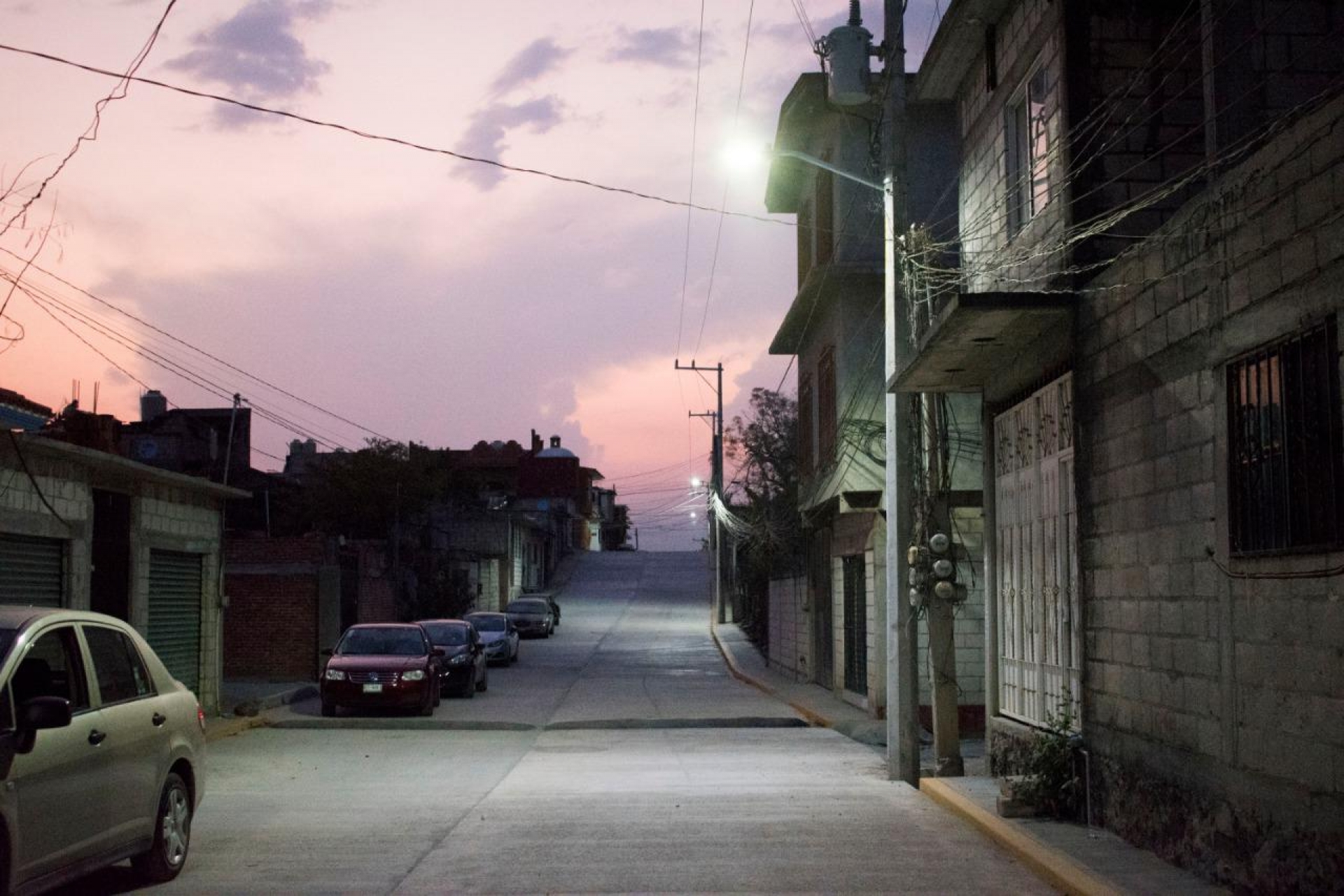 Electrifica Ayuntamiento de Jiutepec calles de la colonia Josefa Ortiz de Domínguez