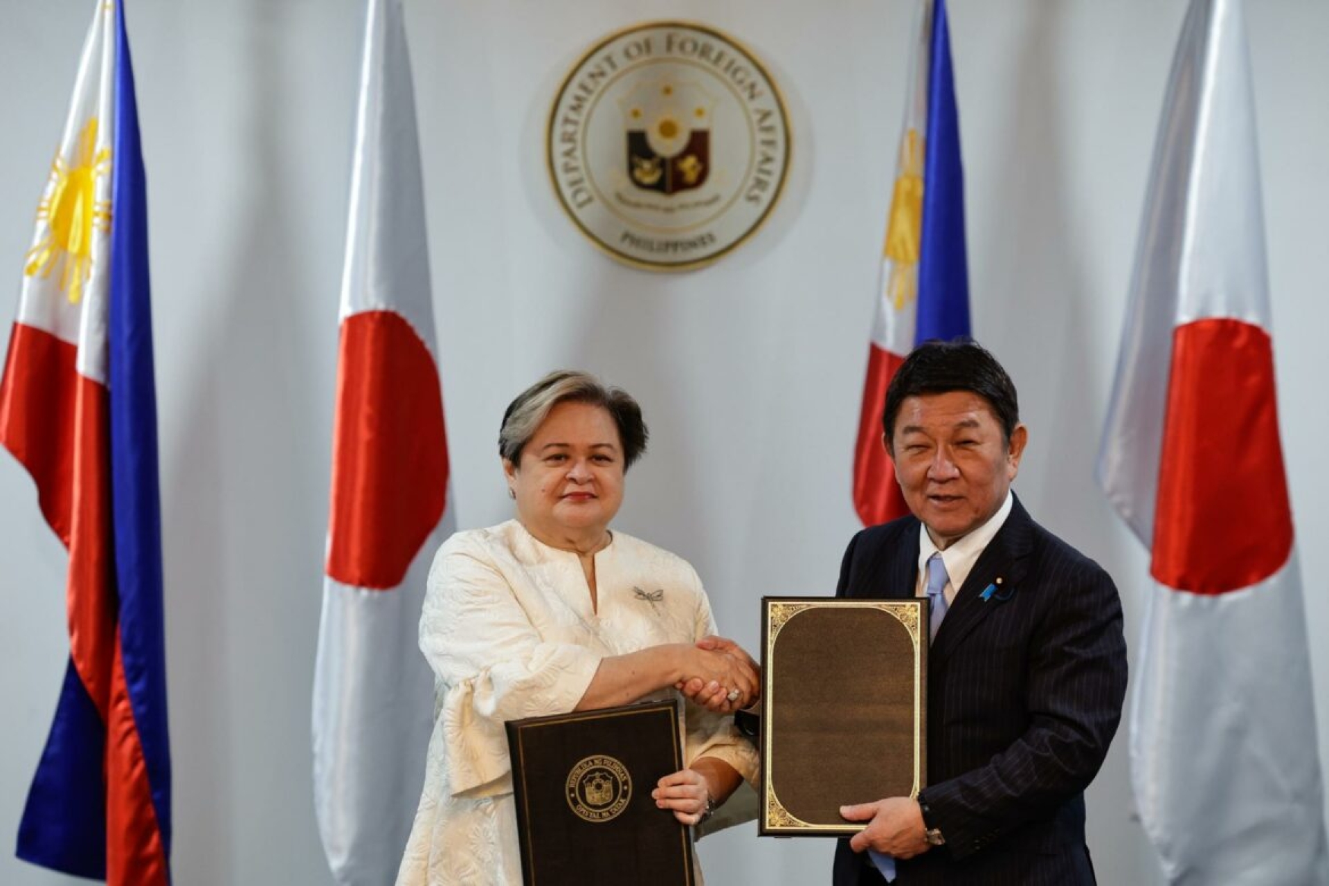 Japón y Filipinas firman acuerdo militar para intercambio de provisiones